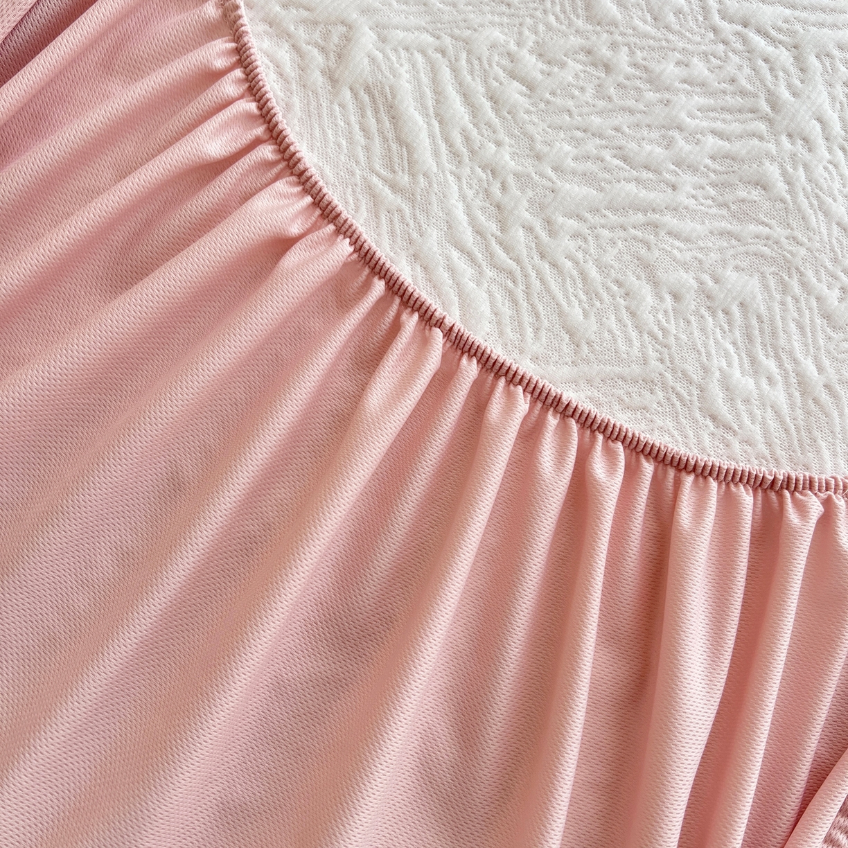 91家纺网 家纺一手货源 找家纺 能好家纺 2026新款高分子PE冰豆豆凉席床笠款 轻奢粉