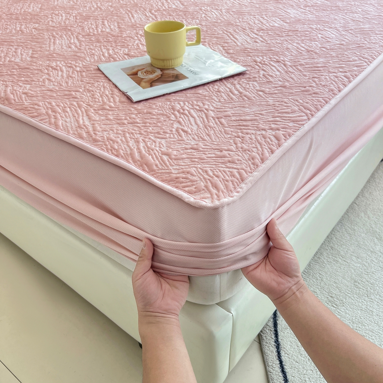 91家纺网 家纺一手货源 找家纺 能好家纺 2026新款高分子PE冰豆豆凉席床笠款 轻奢粉