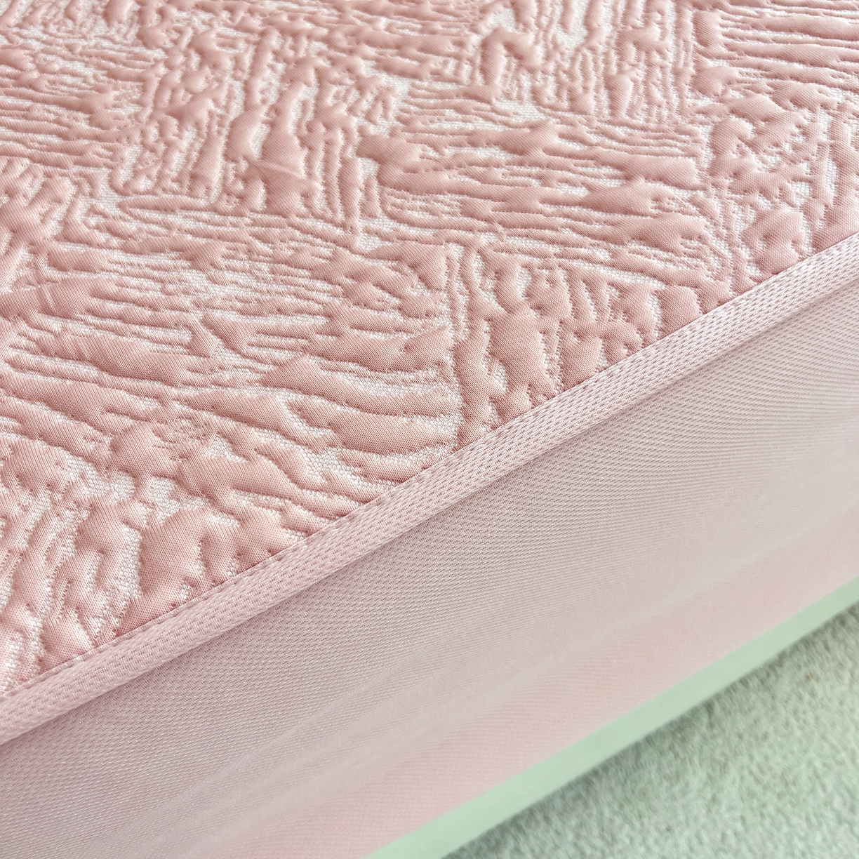 91家纺网 家纺一手货源 找家纺 能好家纺 2026新款高分子PE冰豆豆凉席床笠款 轻奢粉