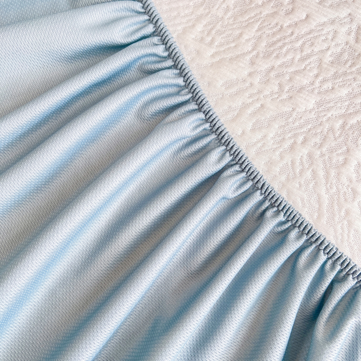 91家纺网 家纺一手货源 找家纺 能好家纺 2026新款高分子PE冰豆豆凉席床笠款 轻奢蓝