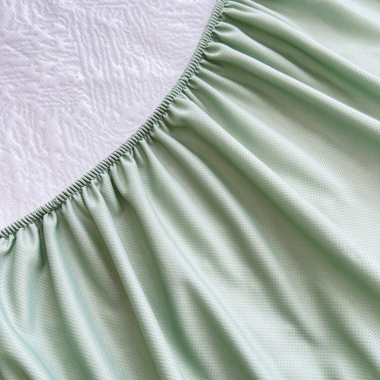 91家纺网 家纺一手货源 找家纺 能好家纺 2026新款高分子PE冰豆豆凉席床笠款 轻奢绿