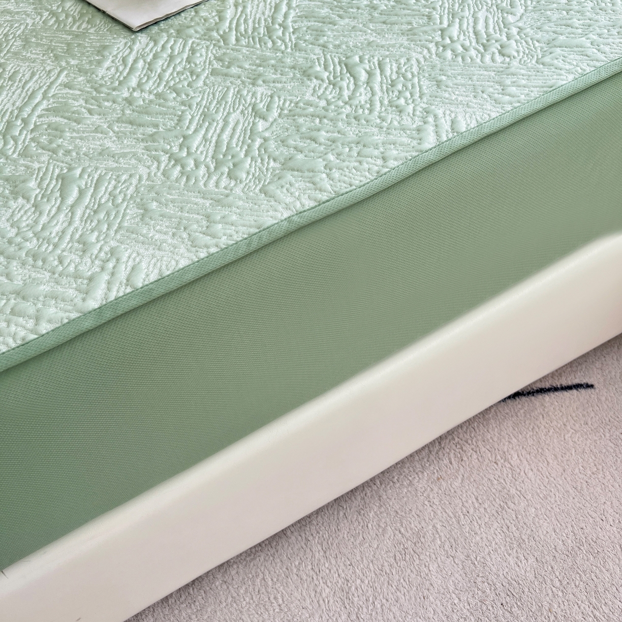 91家纺网 家纺一手货源 找家纺 能好家纺 2026新款高分子PE冰豆豆凉席床笠款 轻奢绿