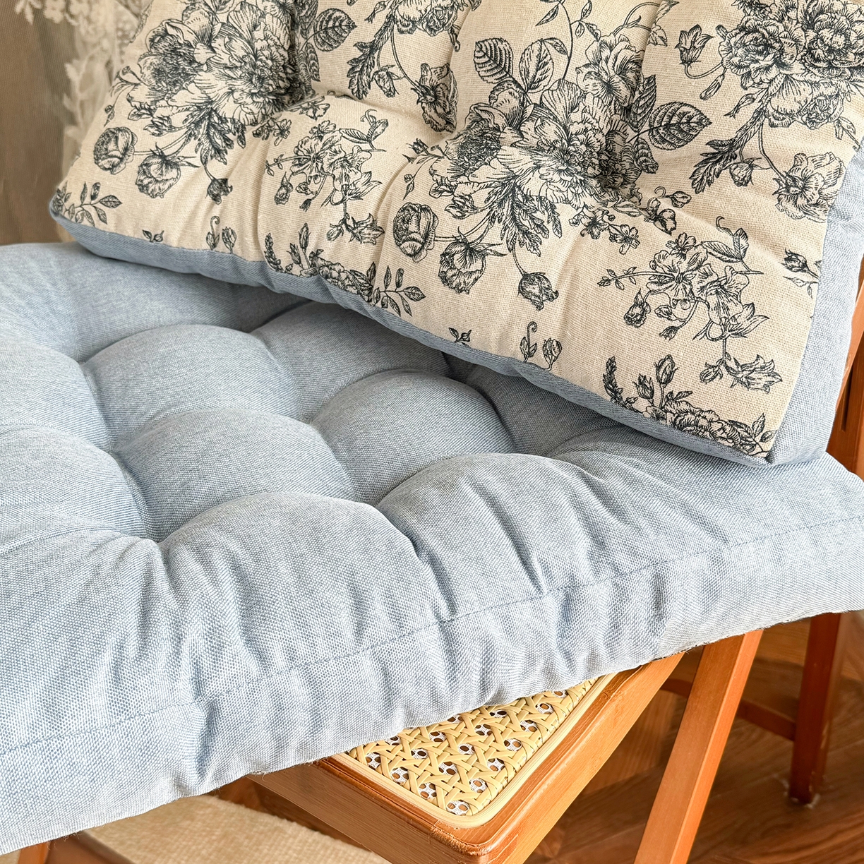 91家纺网 家纺一手货源 找家纺 座享家 2026新款棉麻碎花面包垫坐垫椅垫 青花