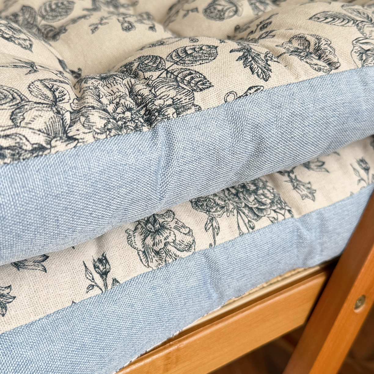 91家纺网 家纺一手货源 找家纺 座享家 2026新款棉麻碎花面包垫坐垫椅垫 青花