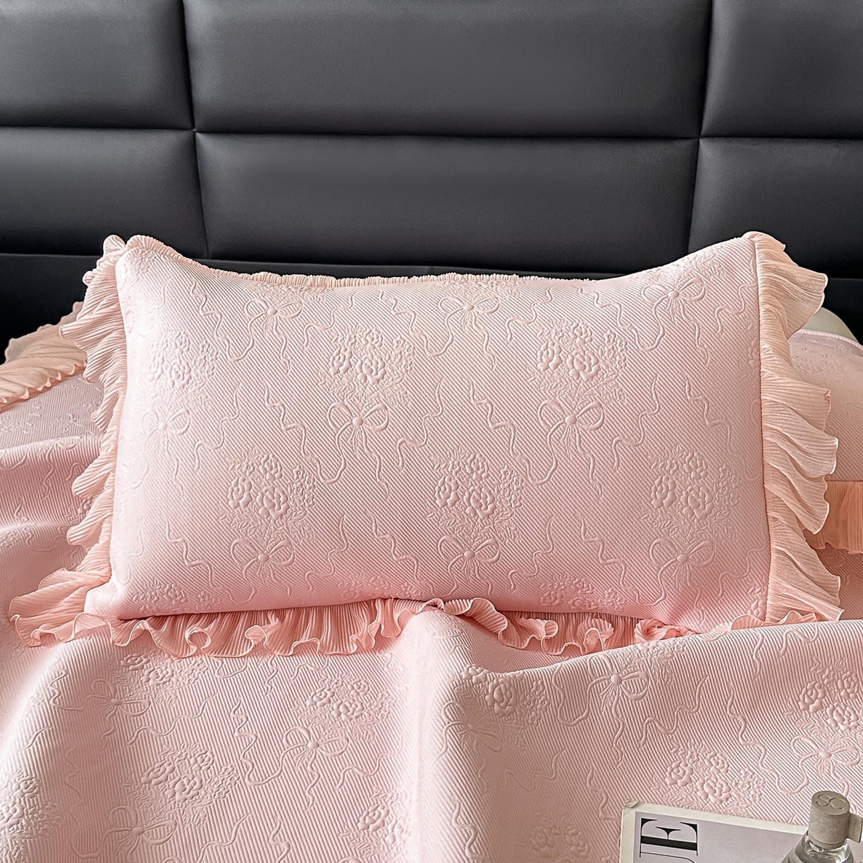 91家纺网 家纺一手货源 找家纺 （总）梓之赫 2026新款凉感冰豆豆床裙款凉席席子-浪漫蝴蝶结