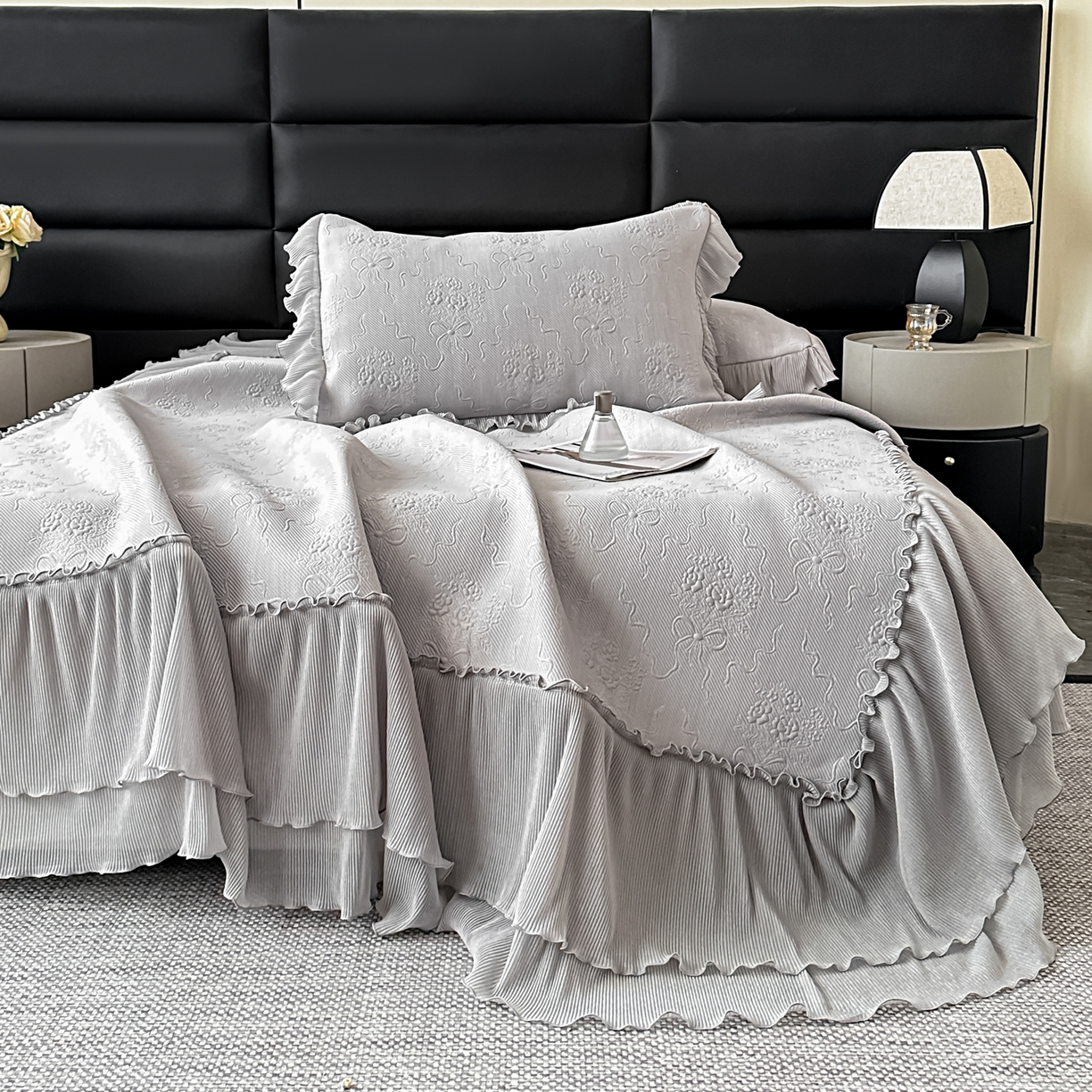 91家纺网 家纺一手货源 找家纺 梓之赫 2026新款凉感冰豆豆床裙款凉席席子-浪漫蝴蝶结 浪漫蝴蝶结-灰