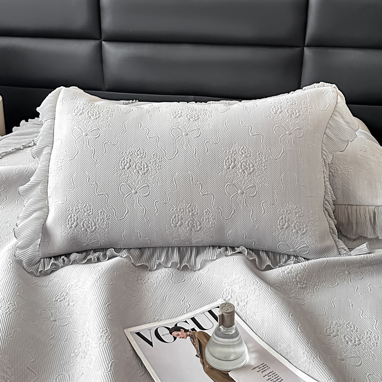 91家纺网 家纺一手货源 找家纺 梓之赫 2026新款凉感冰豆豆床裙款凉席席子-浪漫蝴蝶结 浪漫蝴蝶结-灰