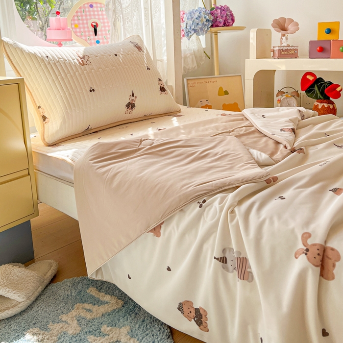 91家纺网 家纺一手货源 找家纺 卡普二店 2026新款A类锦氨凉感印花夏被四件套床盖凉席款--三件套 奶咖萌宠