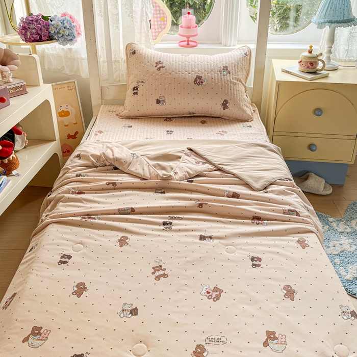 91家纺网 家纺一手货源 找家纺 卡普二店 2026新款A类锦氨凉感印花夏被四件套床盖凉席款--三件套 软糖小熊