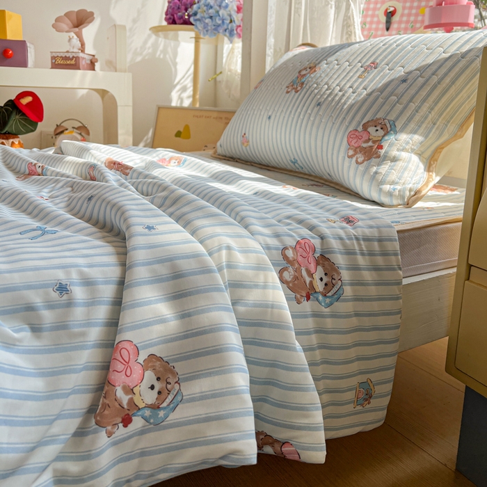 91家纺网 家纺一手货源 找家纺 卡普二店 2026新款A类锦氨凉感印花夏被四件套床盖凉席款--三件套 条纹熊