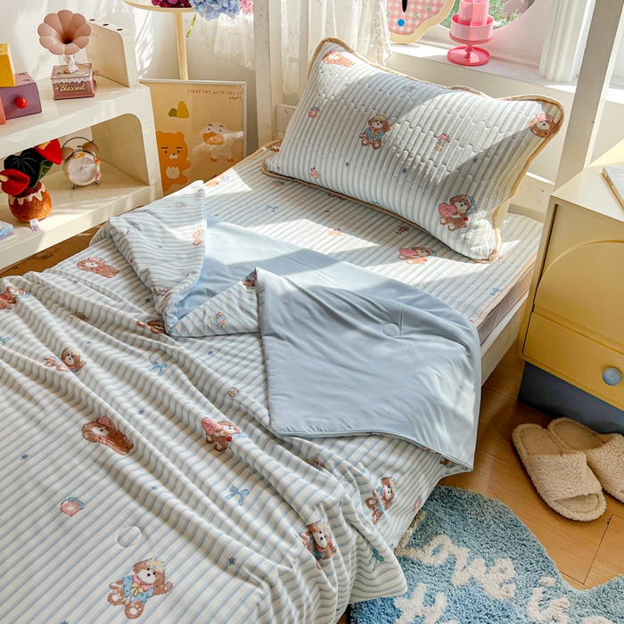 91家纺网 家纺一手货源 找家纺 卡普二店 2026新款A类锦氨凉感印花夏被四件套床盖凉席款--三件套 条纹熊