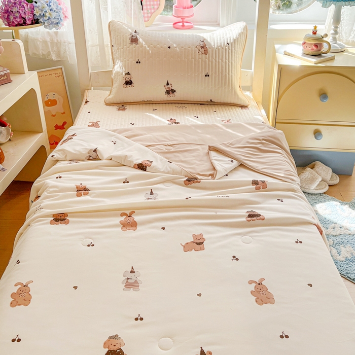 91家纺网 家纺一手货源 找家纺 卡普二店 2026新款A类锦氨凉感印花夏被四件套床盖凉席款--三件套 奶咖萌宠