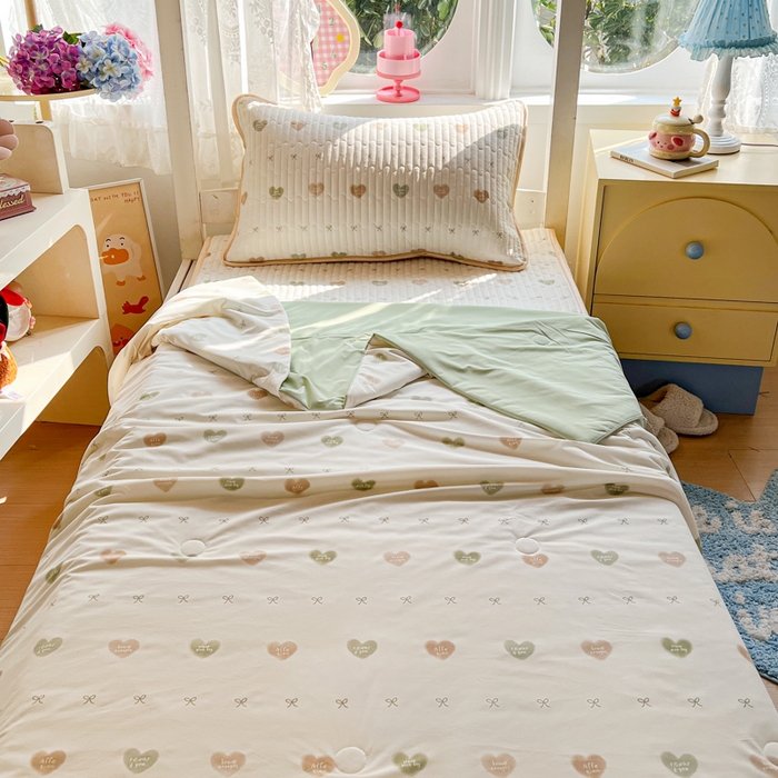 91家纺网 家纺一手货源 找家纺 卡普二店 2026新款A类锦氨凉感印花夏被四件套床盖凉席款--三件套 青提奶冻