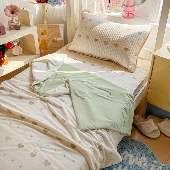 91家纺网 家纺一手货源 找家纺 卡普二店 2026新款A类锦氨凉感印花夏被四件套床盖凉席款--三件套 青提奶冻