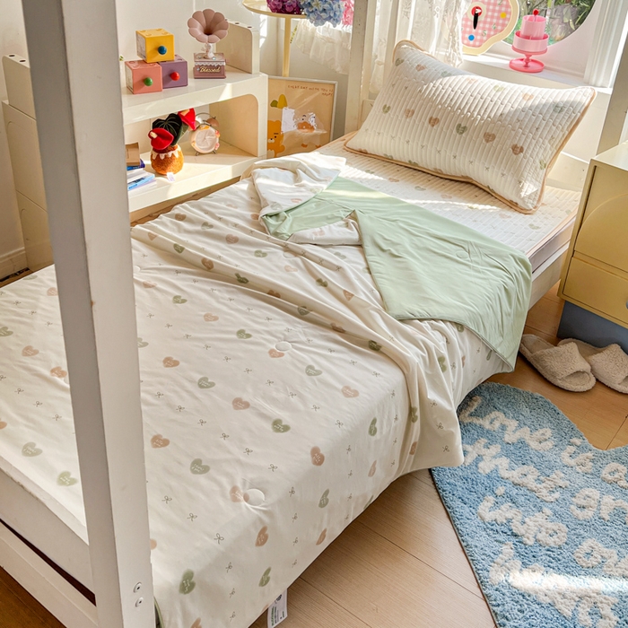 91家纺网 家纺一手货源 找家纺 卡普二店 2026新款A类锦氨凉感印花夏被四件套床盖凉席款--三件套 青提奶冻