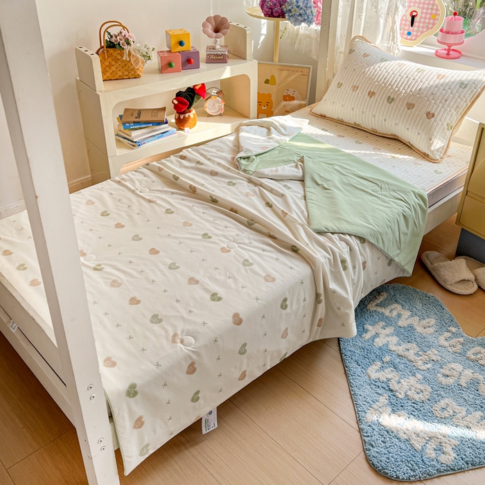 91家纺网 家纺一手货源 找家纺 卡普二店 2026新款A类锦氨凉感印花夏被四件套床盖凉席款--三件套 青提奶冻