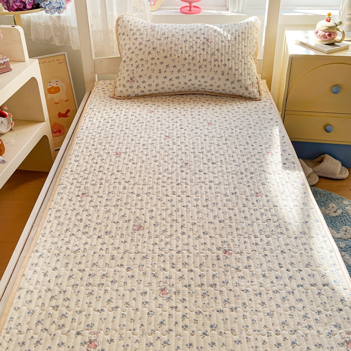 91家纺网 家纺一手货源 找家纺 卡普二店 2026新款A类锦氨凉感印花夏被四件套床盖凉席款--三件套 奶油兰花束