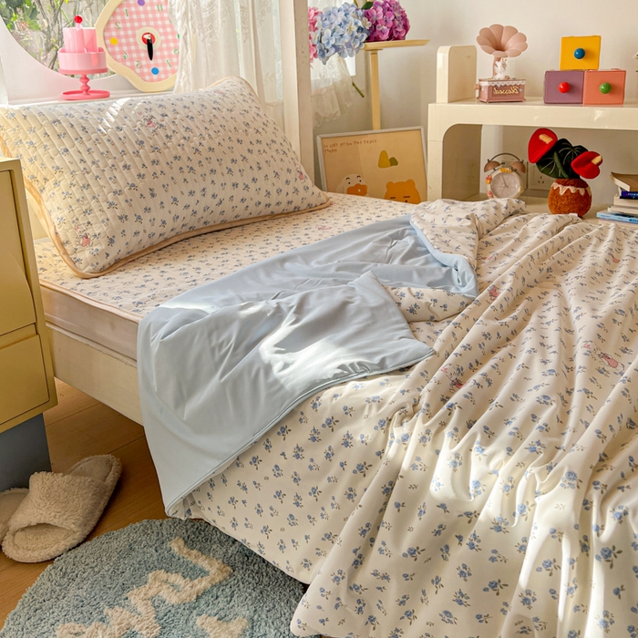 91家纺网 家纺一手货源 找家纺 卡普二店 2026新款A类锦氨凉感印花夏被四件套床盖凉席款--三件套 奶油兰花束