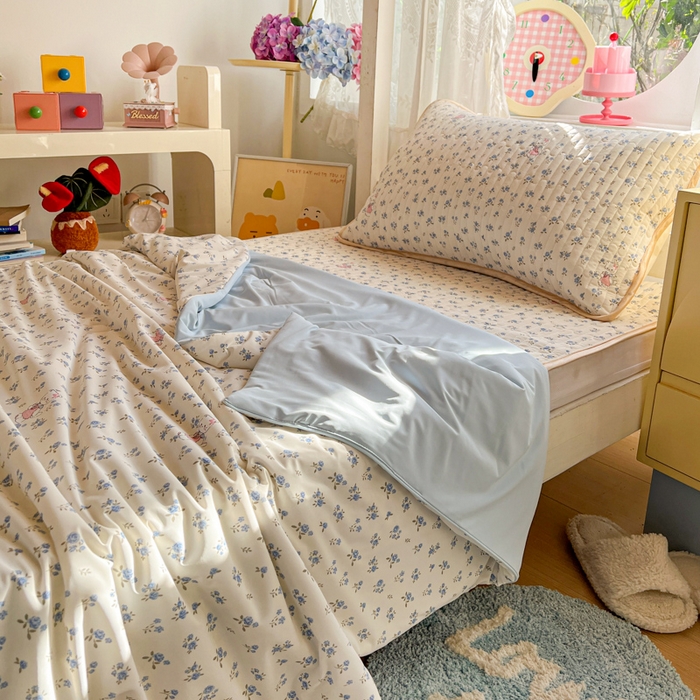 91家纺网 家纺一手货源 找家纺 卡普二店 2026新款A类锦氨凉感印花夏被四件套床盖凉席款--三件套 奶油兰花束