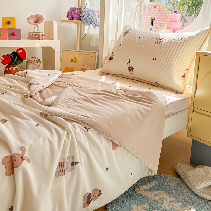 91家纺网 家纺一手货源 找家纺 卡普二店 2026新款A类锦氨凉感印花夏被四件套床盖凉席款--三件套 奶咖萌宠