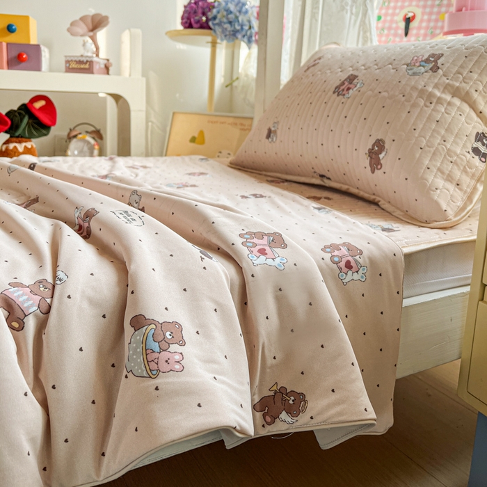 91家纺网 家纺一手货源 找家纺 卡普二店 2026新款A类锦氨凉感印花夏被四件套床盖凉席款--三件套 软糖小熊