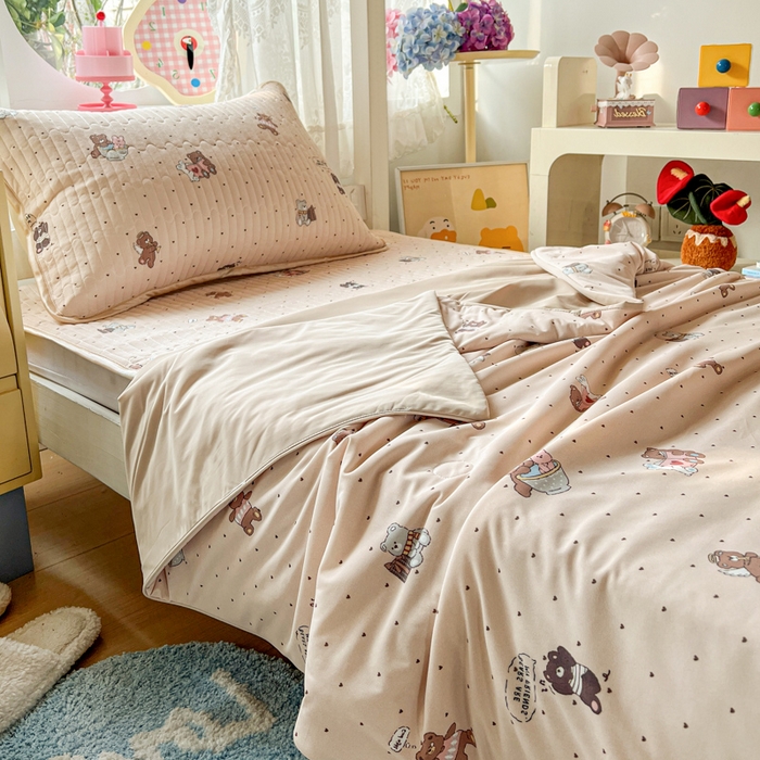 91家纺网 家纺一手货源 找家纺 卡普二店 2026新款A类锦氨凉感印花夏被四件套床盖凉席款--三件套 软糖小熊