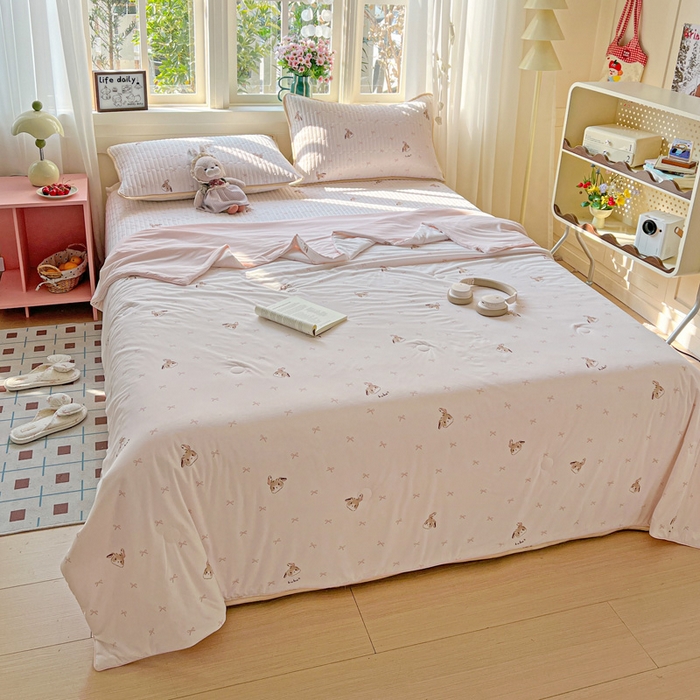 91家纺网 家纺一手货源 找家纺 卡普二店 2026新款A类锦氨凉感印花夏被四件套床盖凉席款--四件套 奶粉修勾