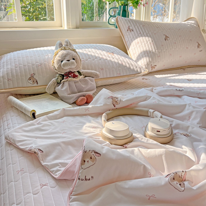 91家纺网 家纺一手货源 找家纺 卡普二店 2026新款A类锦氨凉感印花夏被四件套床盖凉席款--四件套 奶粉修勾