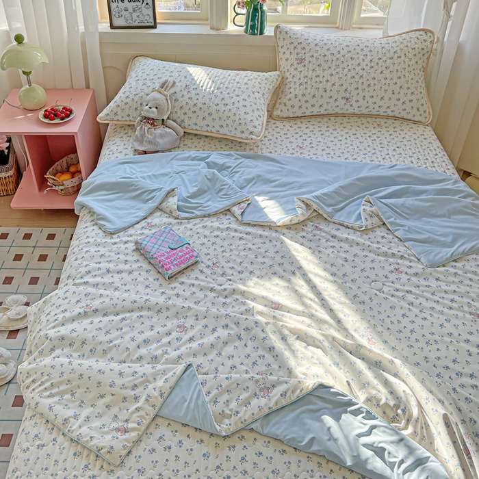 91家纺网 家纺一手货源 找家纺 卡普二店 2026新款A类锦氨凉感印花夏被四件套床盖凉席款--四件套 奶油兰花束