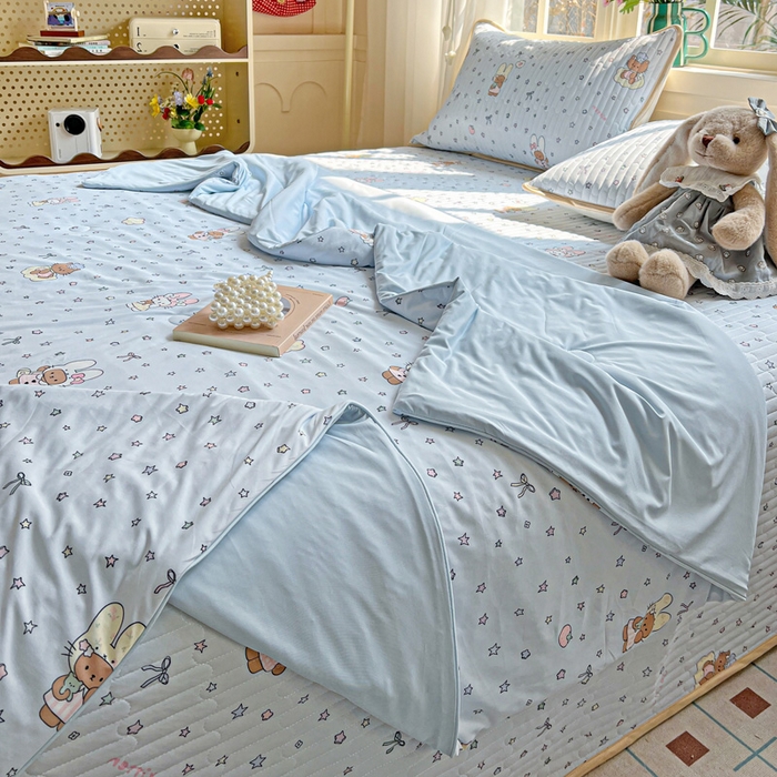 91家纺网 家纺一手货源 找家纺 卡普二店 2026新款A类锦氨凉感印花夏被四件套床盖凉席款--四件套 萌兔星愿