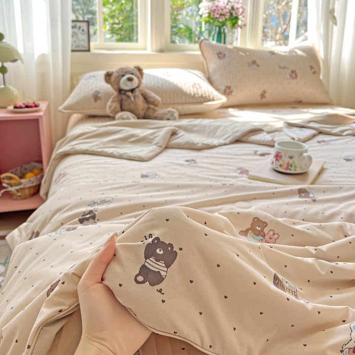 91家纺网 家纺一手货源 找家纺 卡普二店 2026新款A类锦氨凉感印花夏被四件套床盖凉席款--四件套 软糖小熊