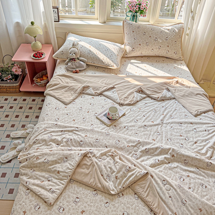 91家纺网 家纺一手货源 找家纺 卡普二店 2026新款A类锦氨凉感印花夏被四件套床盖凉席款--四件套 奶盖Kitty