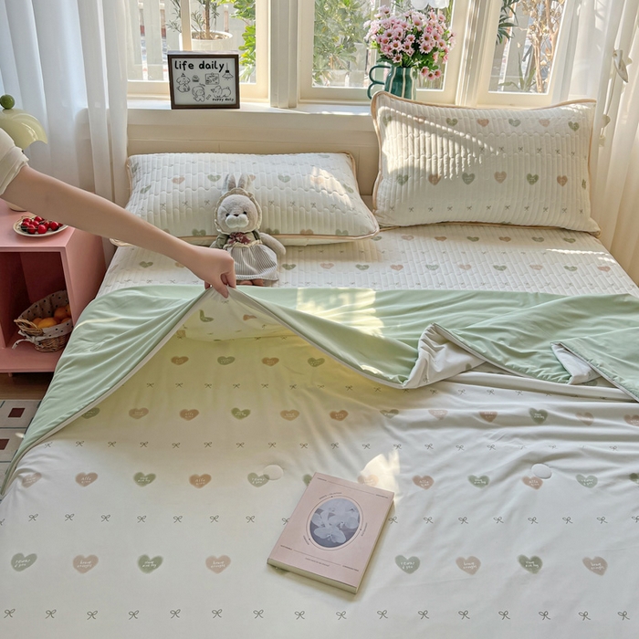 91家纺网 家纺一手货源 找家纺 卡普二店 2026新款A类锦氨凉感印花夏被四件套床盖凉席款--四件套 青提奶冻