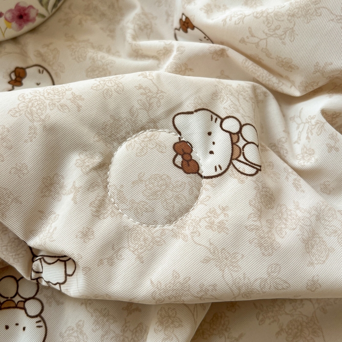 91家纺网 家纺一手货源 找家纺 卡普二店 2026新款A类锦氨凉感印花夏被四件套床盖凉席款--四件套 奶盖Kitty