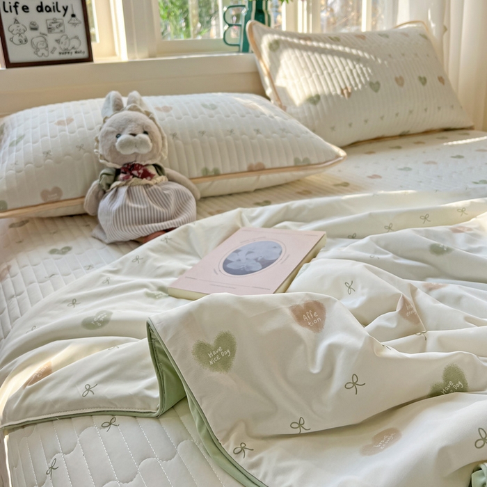 91家纺网 家纺一手货源 找家纺 卡普二店 2026新款A类锦氨凉感印花夏被四件套床盖凉席款--四件套 青提奶冻