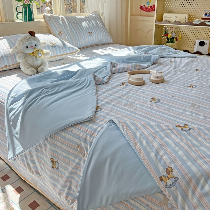 91家纺网 家纺一手货源 找家纺 卡普二店 2026新款A类锦氨凉感印花夏被四件套床盖凉席款--四件套 木马童话