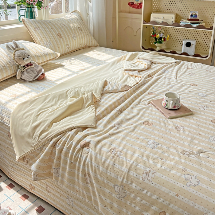 91家纺网 家纺一手货源 找家纺 卡普二店 2026新款A类锦氨凉感印花夏被四件套床盖凉席款--四件套 奶黄泰迪