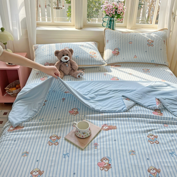 91家纺网 家纺一手货源 找家纺 卡普二店 2026新款A类锦氨凉感印花夏被四件套床盖凉席款--四件套 条纹熊