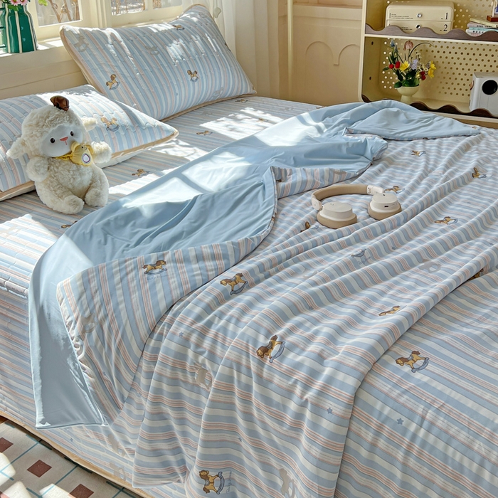 91家纺网 家纺一手货源 找家纺 卡普二店 2026新款A类锦氨凉感印花夏被四件套床盖凉席款--四件套 木马童话