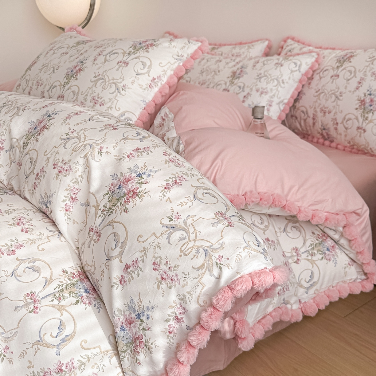 91家纺网 家纺一手货源 找家纺 宅家居 2026新款轻奢极简风全棉毛球款40支纯棉13372小清新喷气印花四件套 红柚香