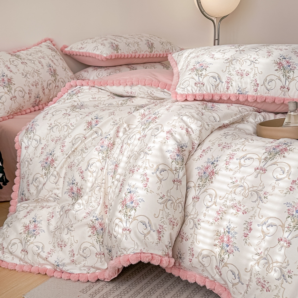 91家纺网 家纺一手货源 找家纺 宅家居 2026新款轻奢极简风全棉毛球款40支纯棉13372小清新喷气印花四件套 红柚香