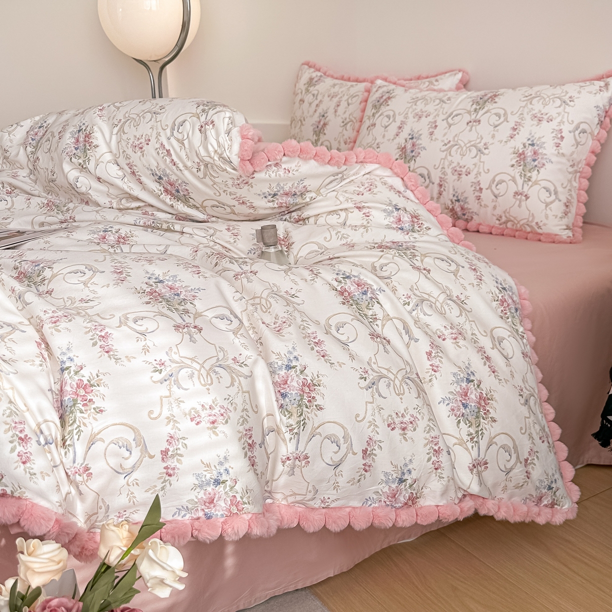 91家纺网 家纺一手货源 找家纺 宅家居 2026新款轻奢极简风全棉毛球款40支纯棉13372小清新喷气印花四件套 红柚香