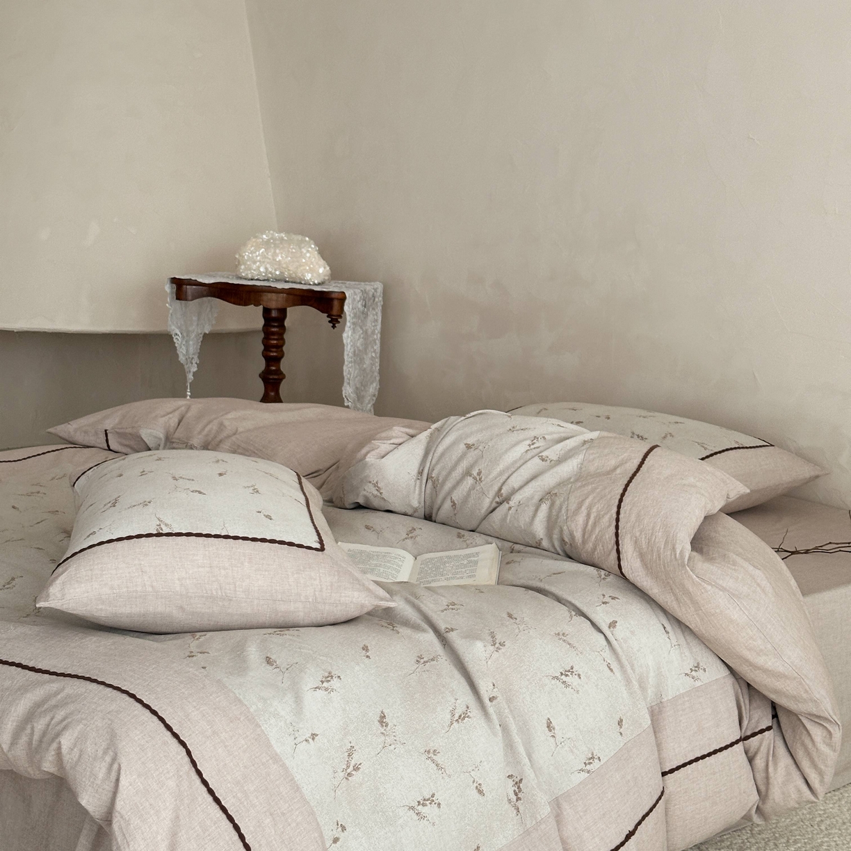 91家纺网 家纺一手货源 找家纺 旷野 2026新款软糯亲肤简约提花四件套-木禾浅序系列 木禾浅序-咖序