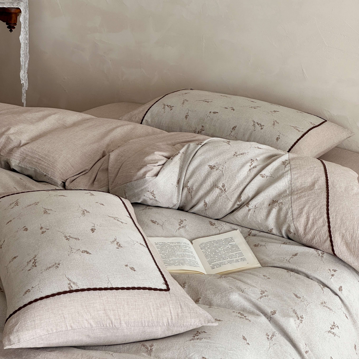 91家纺网 家纺一手货源 找家纺 旷野 2026新款软糯亲肤简约提花四件套-木禾浅序系列 木禾浅序-咖序