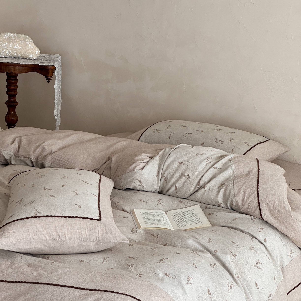 91家纺网 家纺一手货源 找家纺 （总）旷野 2026新款软糯亲肤简约提花四件套-木禾浅序系列