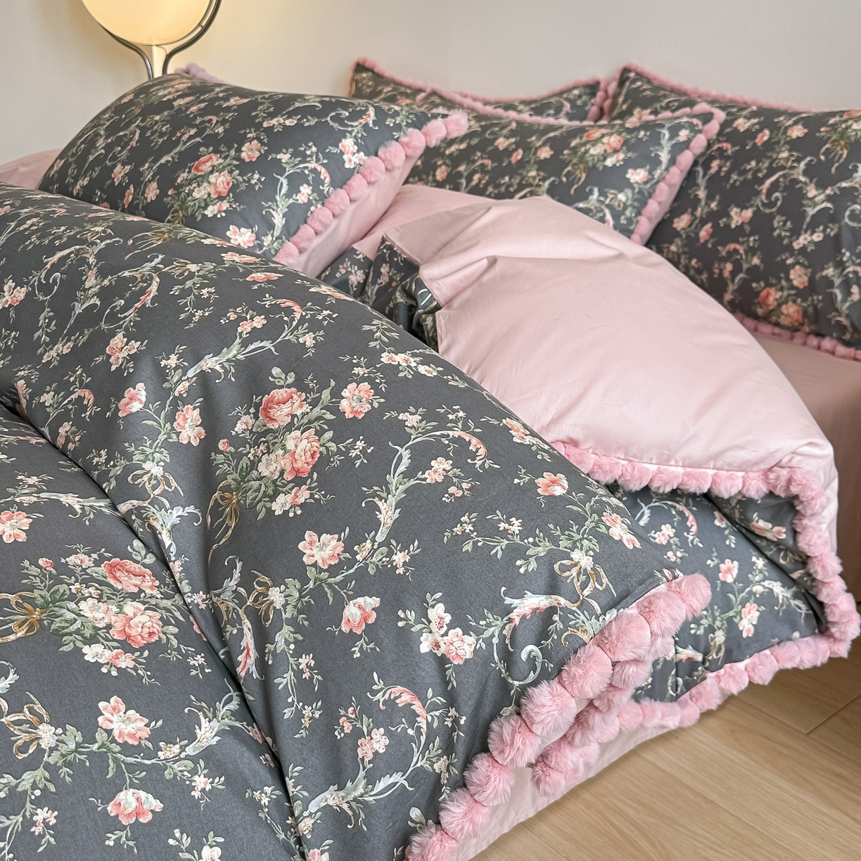 91家纺网 家纺一手货源 找家纺 宅家居 2026新款轻奢极简风全棉毛球款40支纯棉13372小清新喷气印花四件套 芳草渡