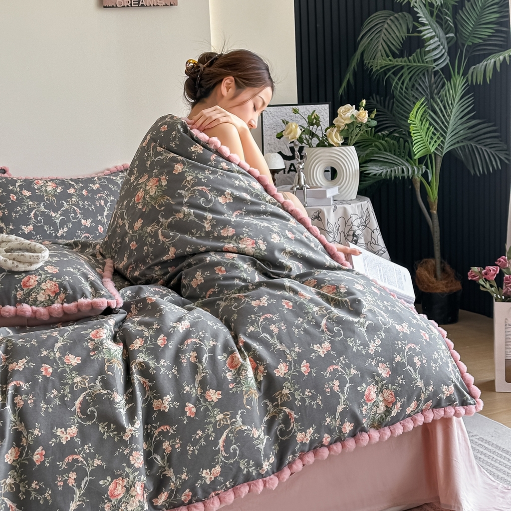 91家纺网 家纺一手货源 找家纺 宅家居 2026新款轻奢极简风全棉毛球款40支纯棉13372小清新喷气印花四件套 芳草渡