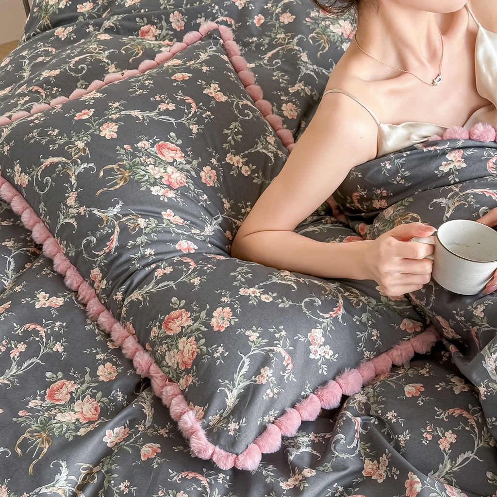 91家纺网 家纺一手货源 找家纺 宅家居 2026新款轻奢极简风全棉毛球款40支纯棉13372小清新喷气印花四件套 芳草渡