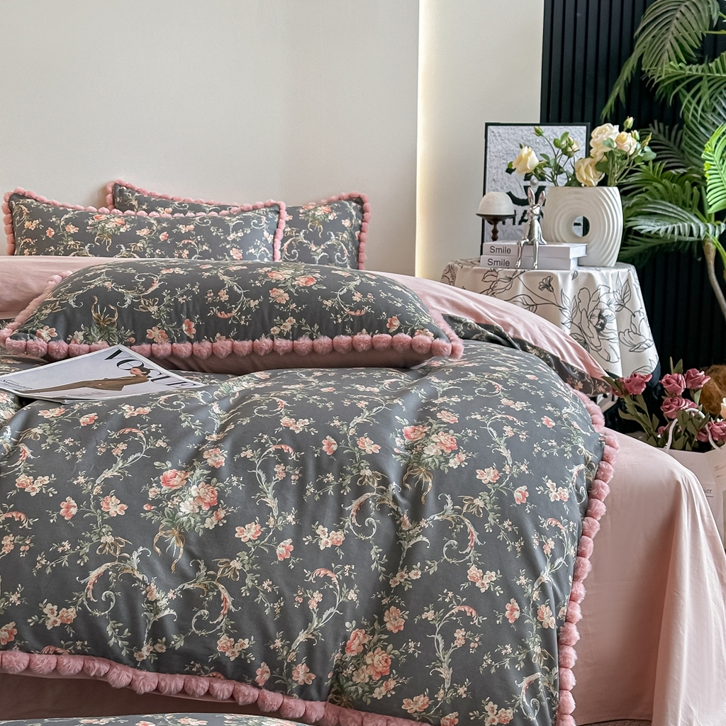 91家纺网 家纺一手货源 找家纺 宅家居 2026新款轻奢极简风全棉毛球款40支纯棉13372小清新喷气印花四件套 芳草渡