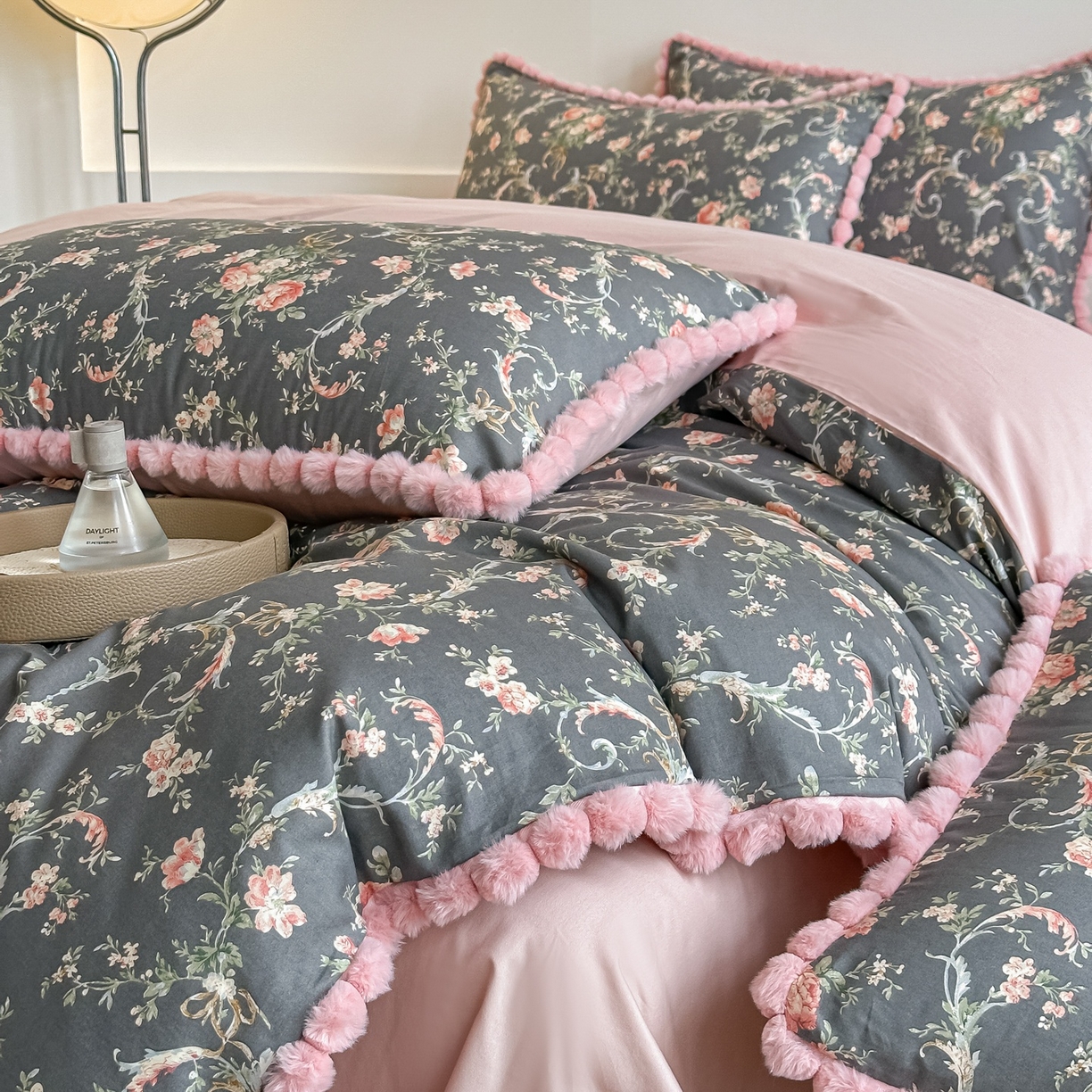 91家纺网 家纺一手货源 找家纺 宅家居 2026新款轻奢极简风全棉毛球款40支纯棉13372小清新喷气印花四件套 芳草渡